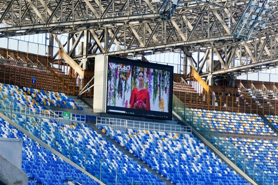 Maxischermo LED acceso allo Stadio Diego Armando Maradona di Napoli, ripreso di giorno dalle tribune